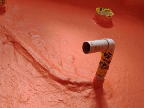 防水层应该做水管上面，还是下面？